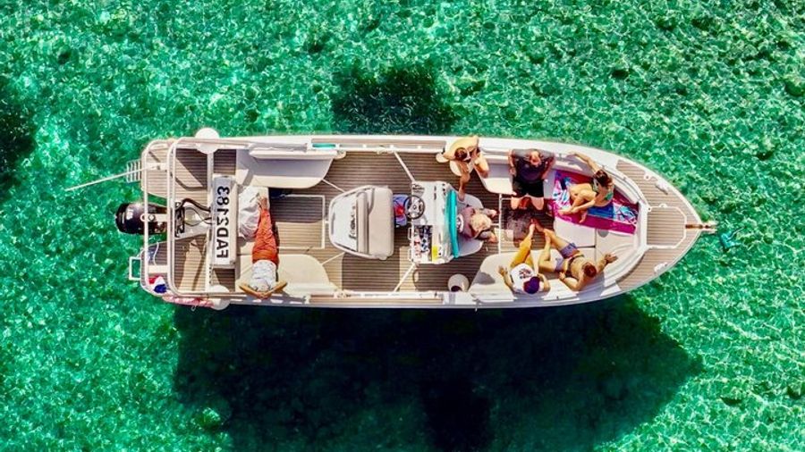 Beautiful boat tour in the Calanques with swimming