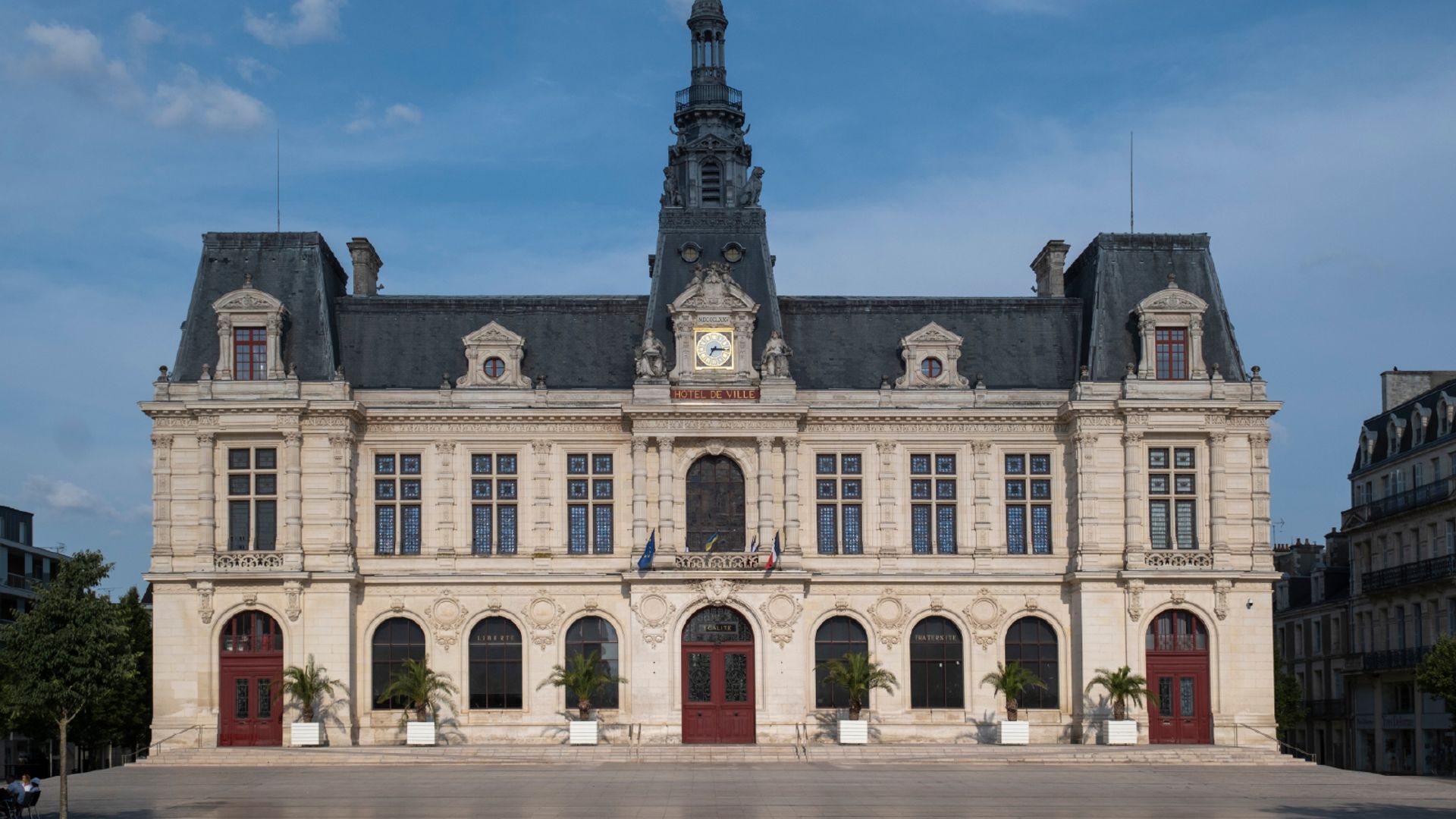 Poitiers: Audio Guided Walking Tour (2h - 16 audio comments)