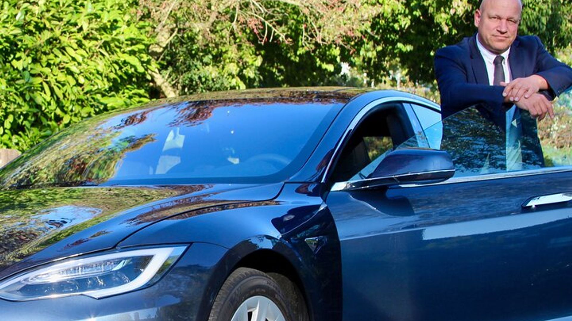 Premium electric Transfer from The Hague to Schiphol Airport