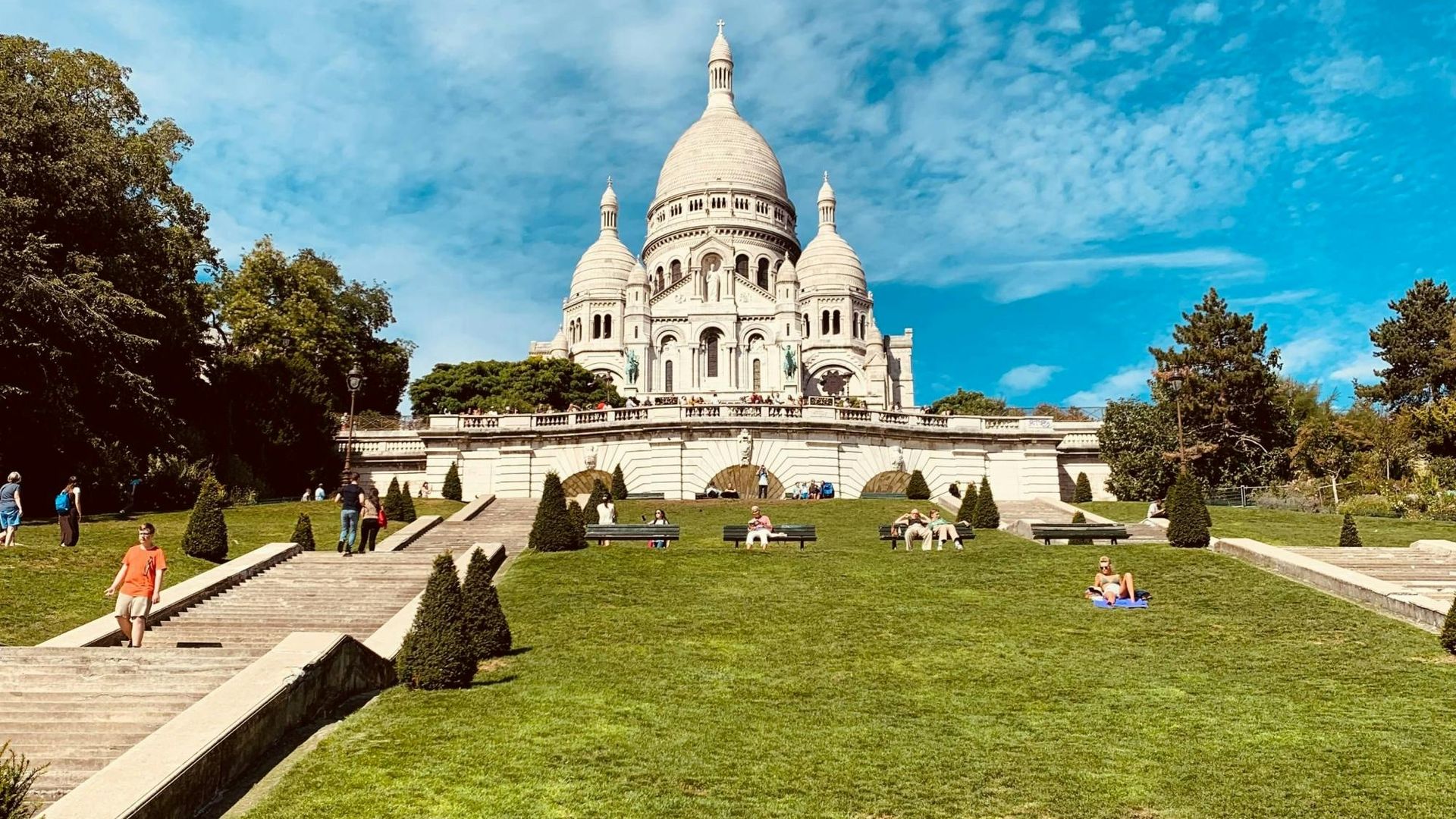 Montmartre walking tour with French cheese, charcuterie and wine