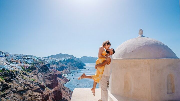 Santorini: Private Express Photo Shoot and Walking Tour of Oia