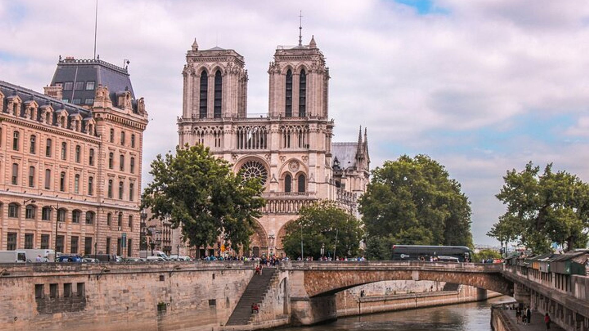 Paris Notre Dam to Pantheon Walking Tour with Pantheon Tickets