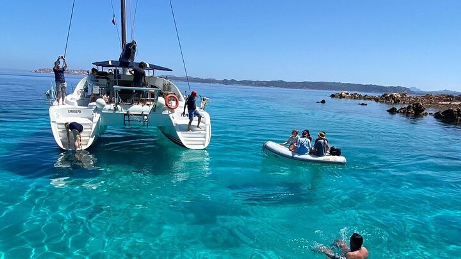 Tour en catamarán desde la isla de La Maddalena