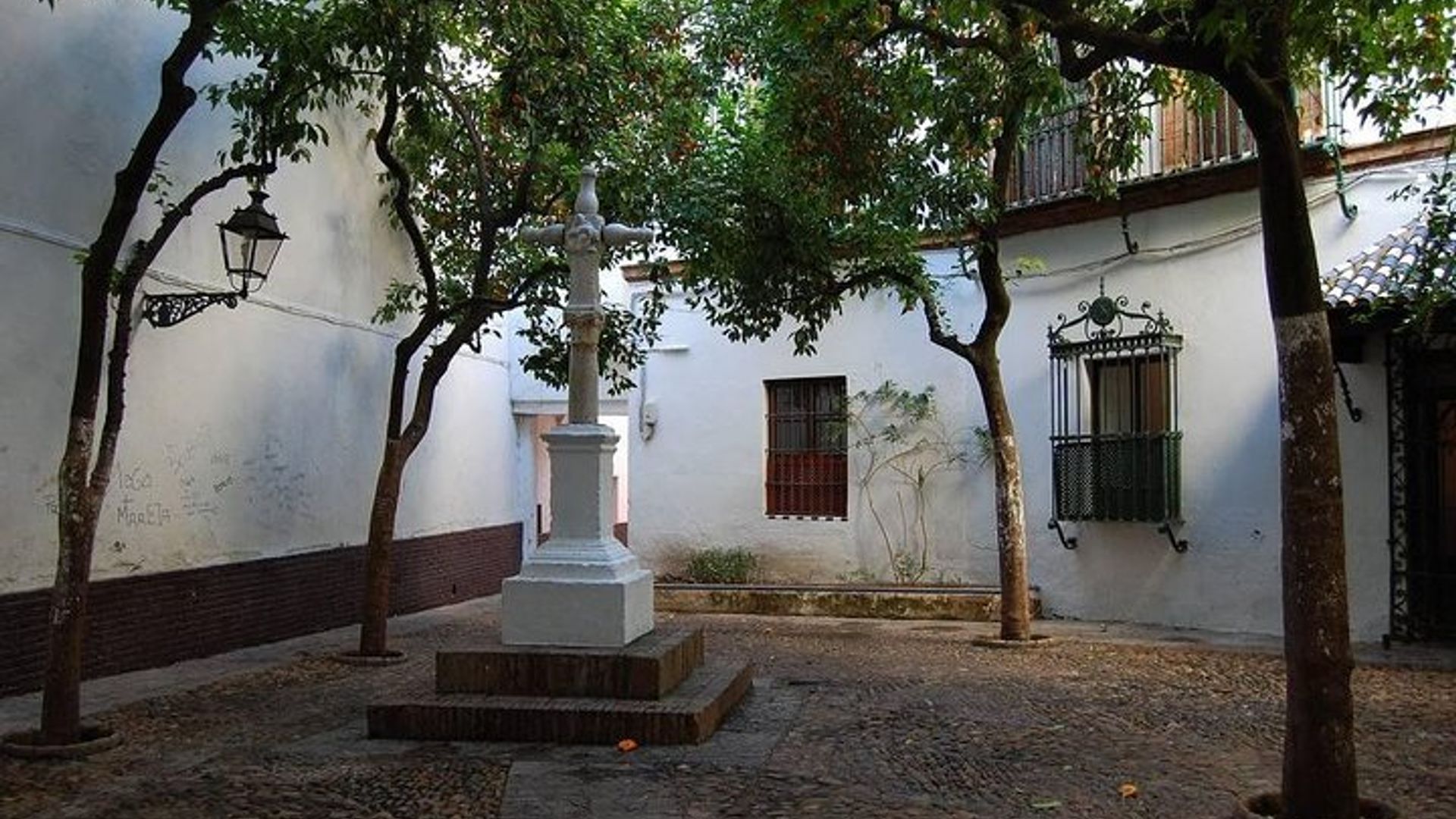 Wanderung durch das alte jüdische Viertel von Santa Cruz.