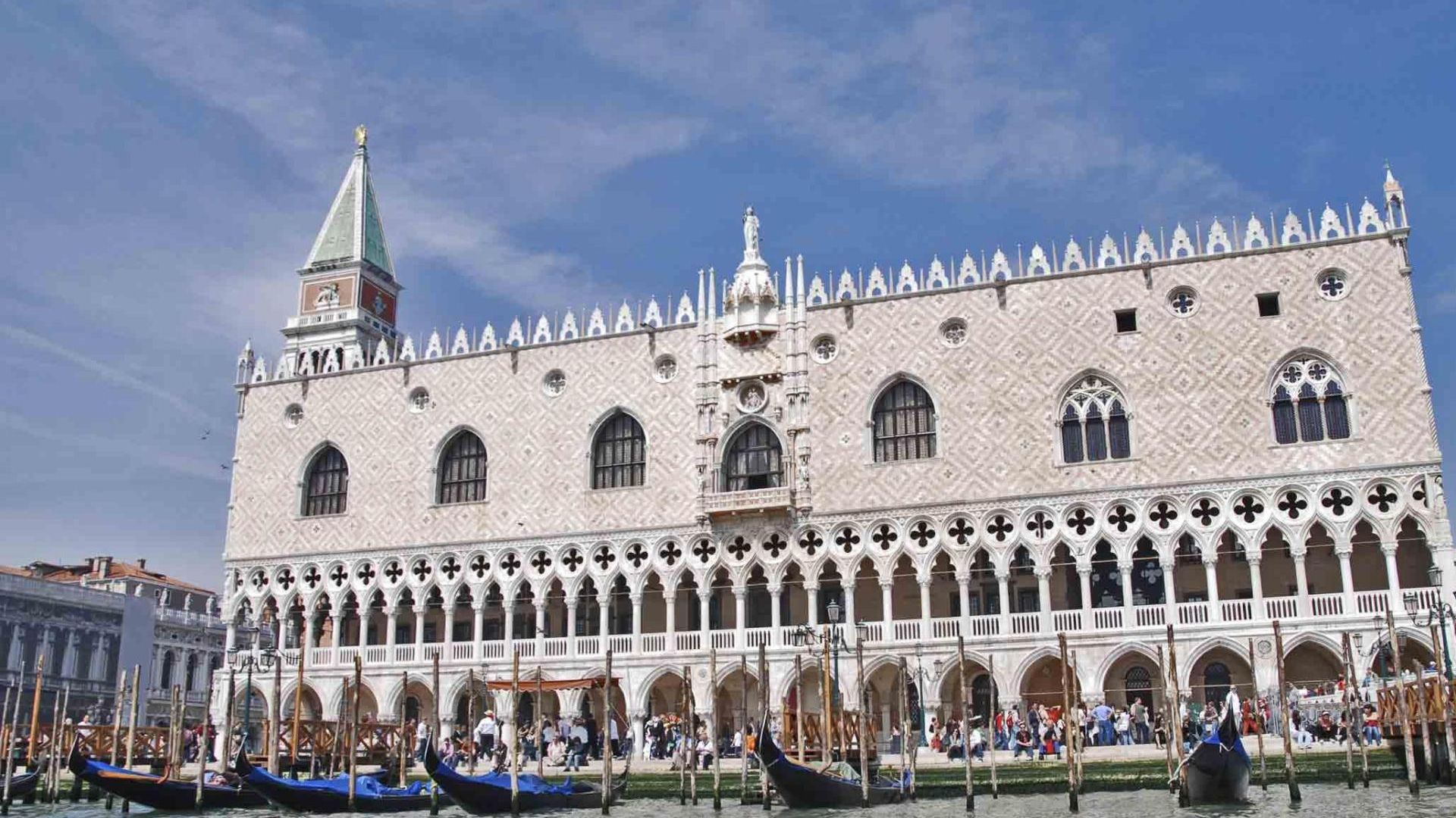 Skip-the-Line: Doge's Palace & St. Mark's Basilica Fully Guided Tour in Spanish
