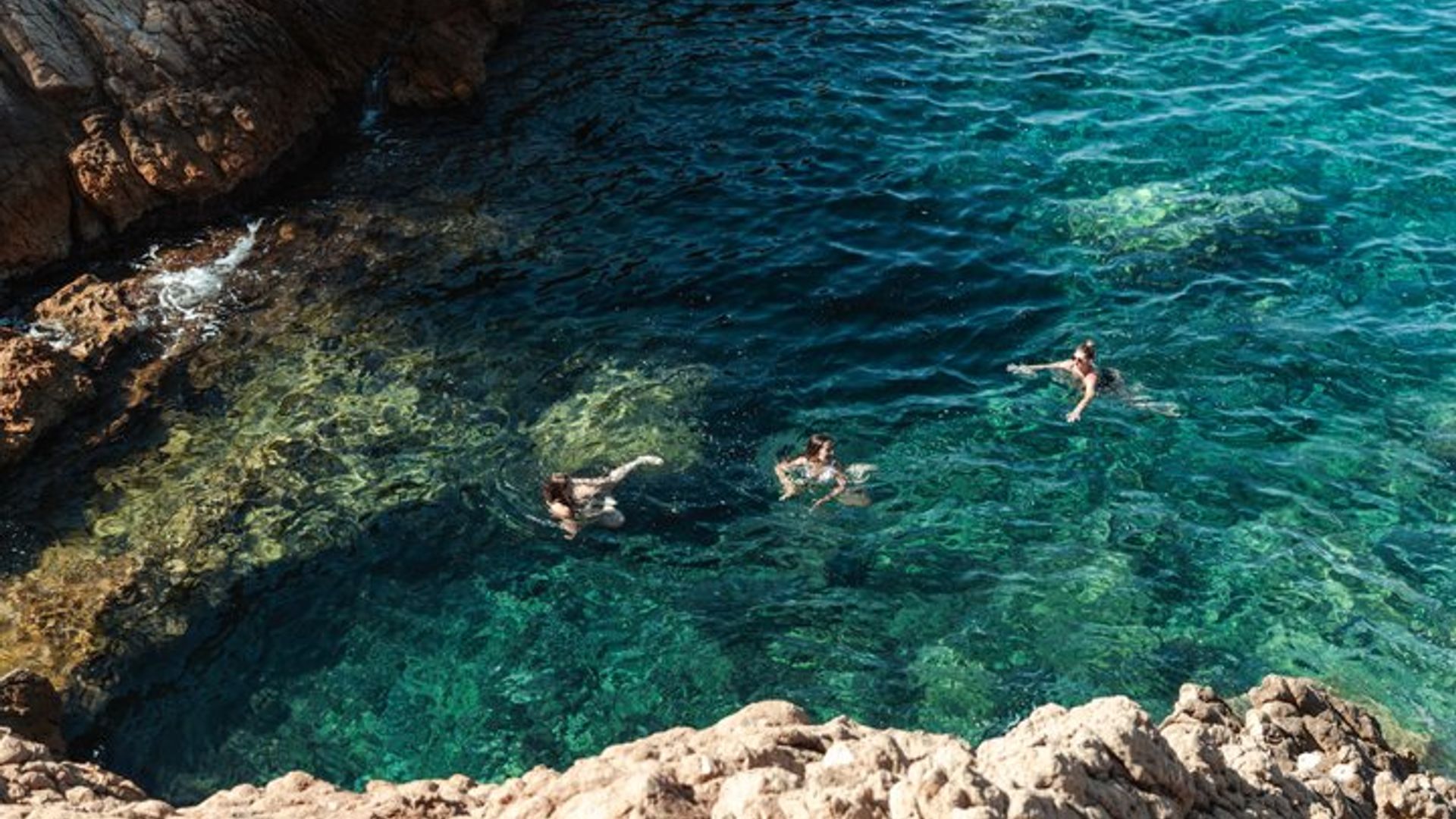 Touristenbesuch auf den Frioul-Inseln mit Schwimmen