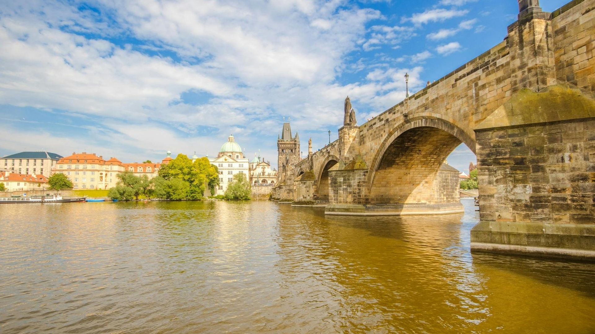 Prague sightseeing with bus, walking tour, lunch and river cruise
