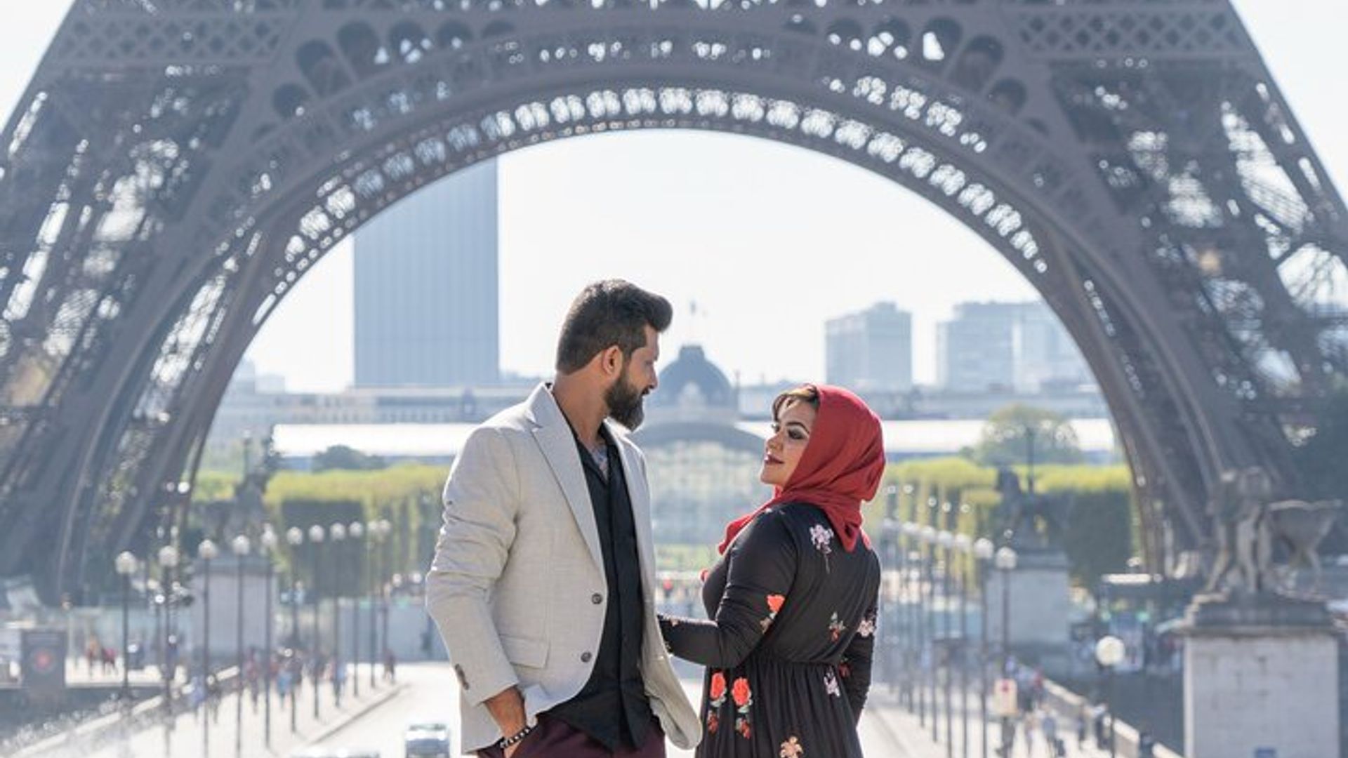 Fotoshooting in Paris mit Fotograf vor dem Eiffelturm