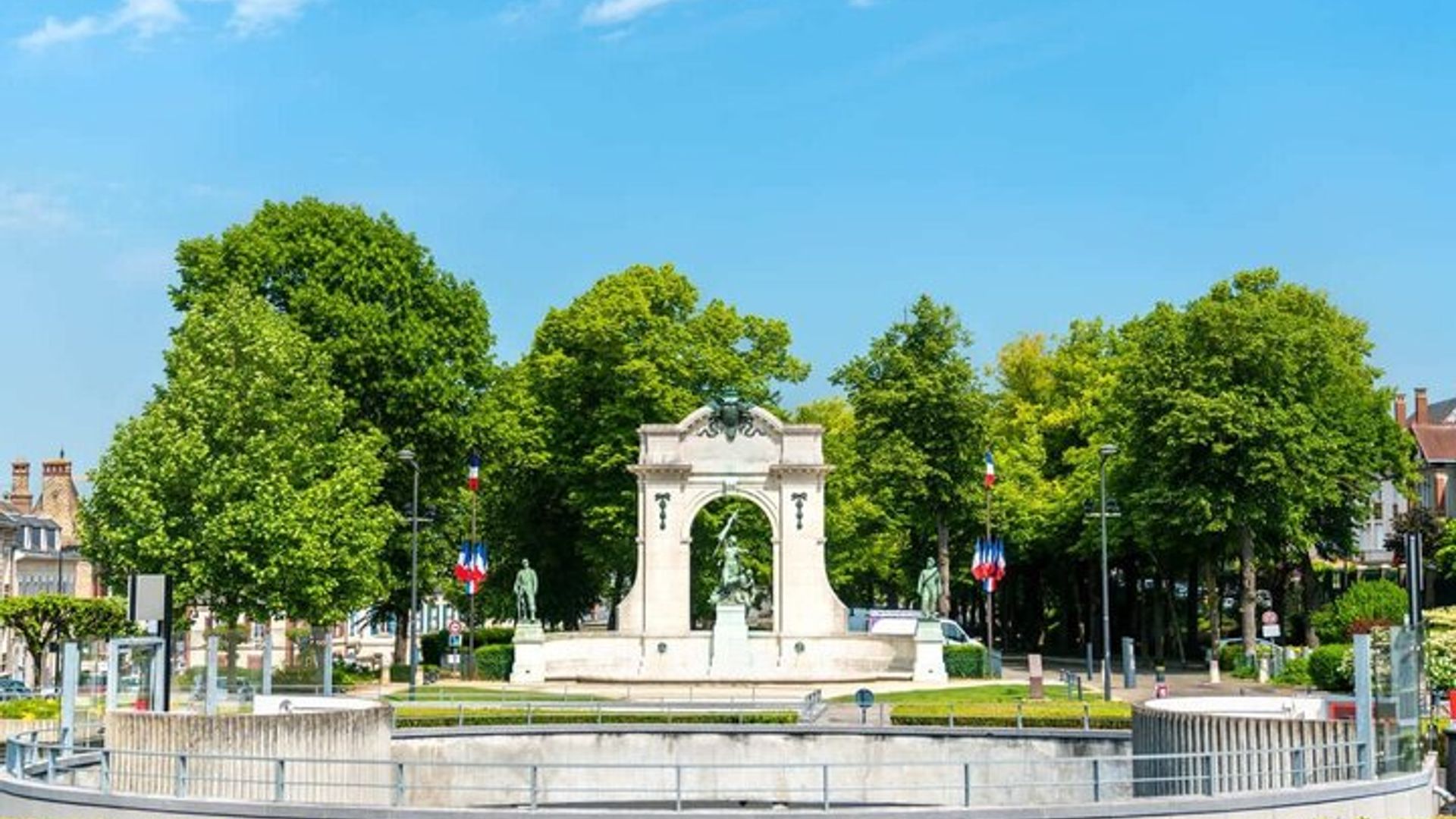 Hello Chartres: Private 2-Hour Intro City Walk with Local Guide