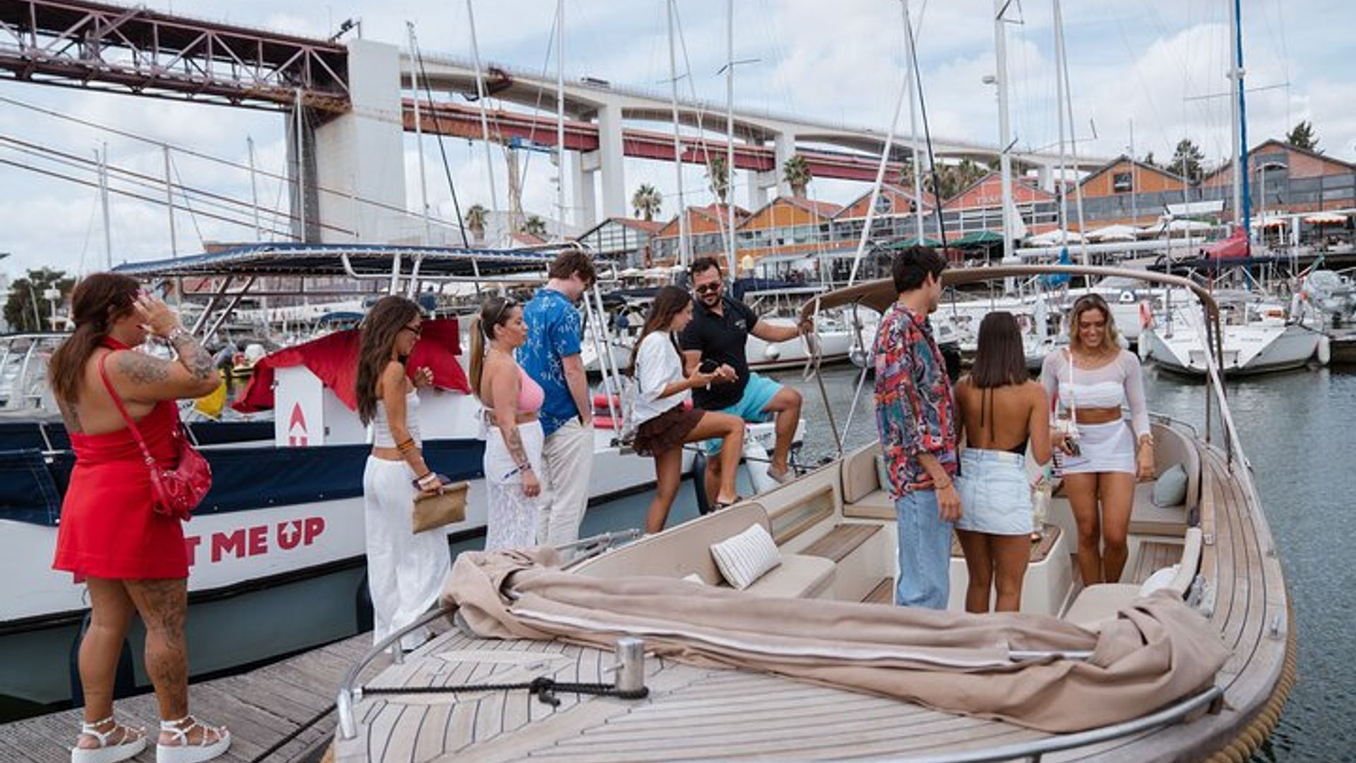 Crucero en barco por el Tajo para grupos pequeños con pizza y barra libre