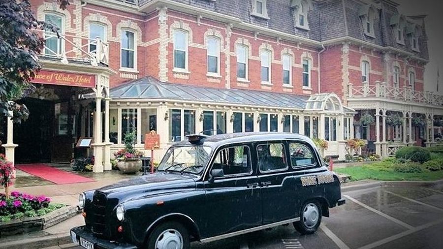 Niagara-on-the-Lake Wine Tour with Lunch -Private Tour in Classic English Cab
