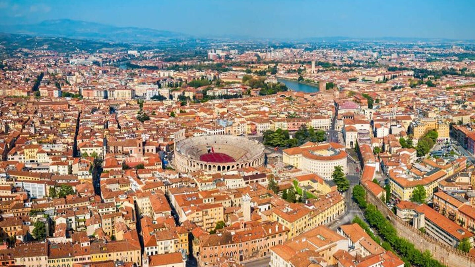 Hello Verona: Private 2-Hour Intro City Walk with Local Guide