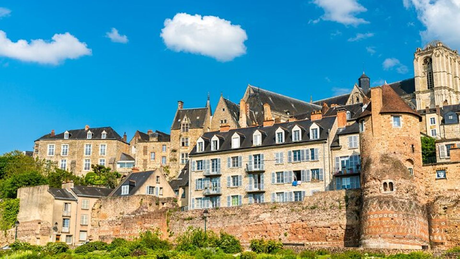 Le Mans Audio Guided Walking Tour 1h00 and 20 Audio Commentaries