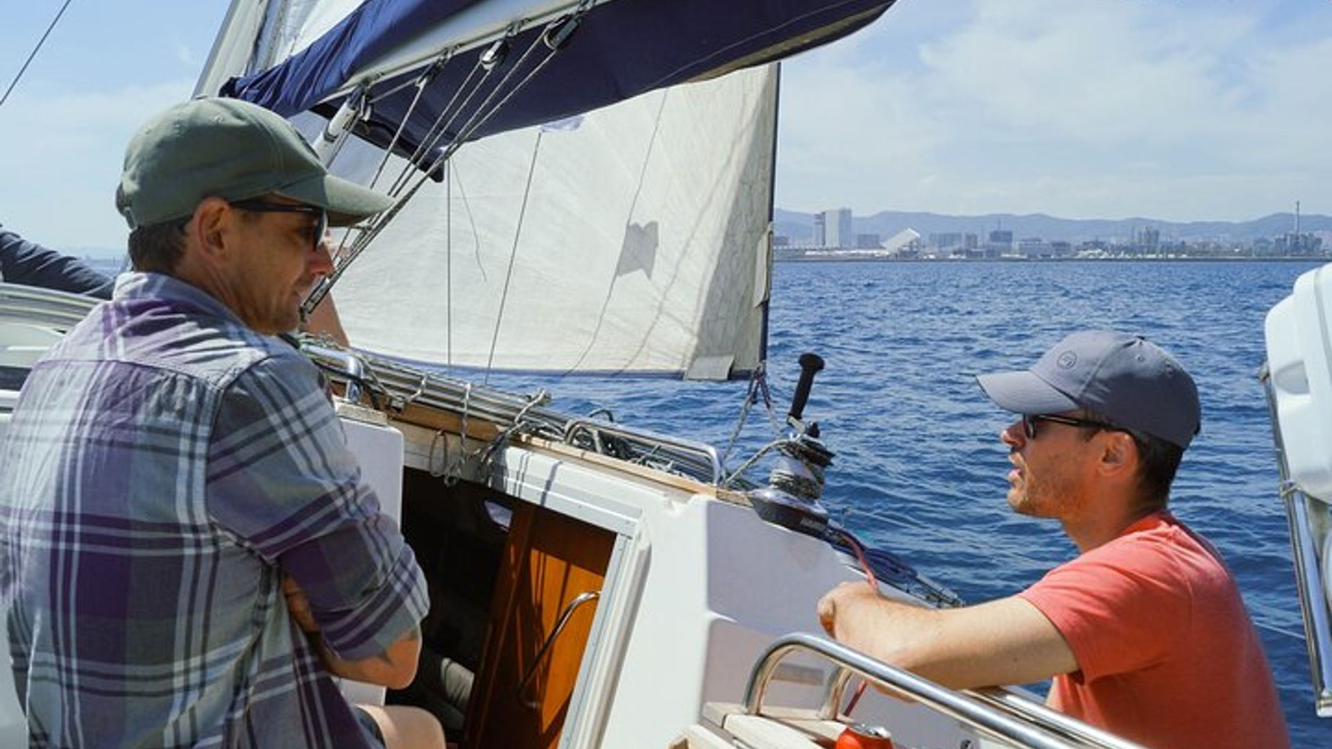 Excursion privée en voilier : profitez de Barcelone depuis la mer