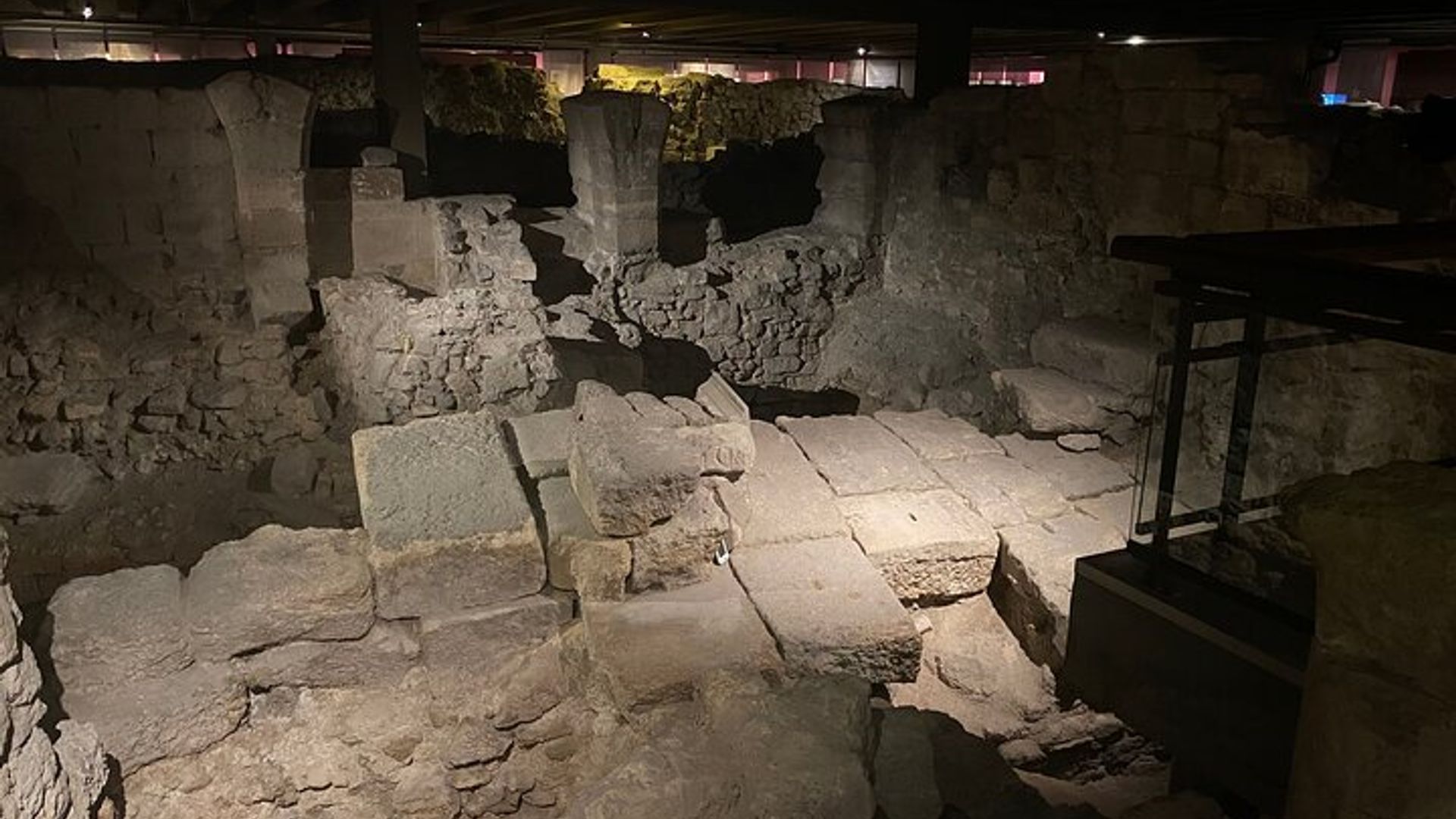 Tour in kleiner Gruppe durch die Außenfassade und Krypta der Kathedrale Notre Dame in Paris