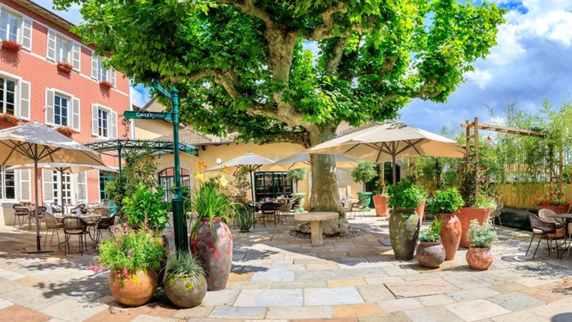 Hameau Duboeuf, 1st theme park on Vine and Wine in Europe