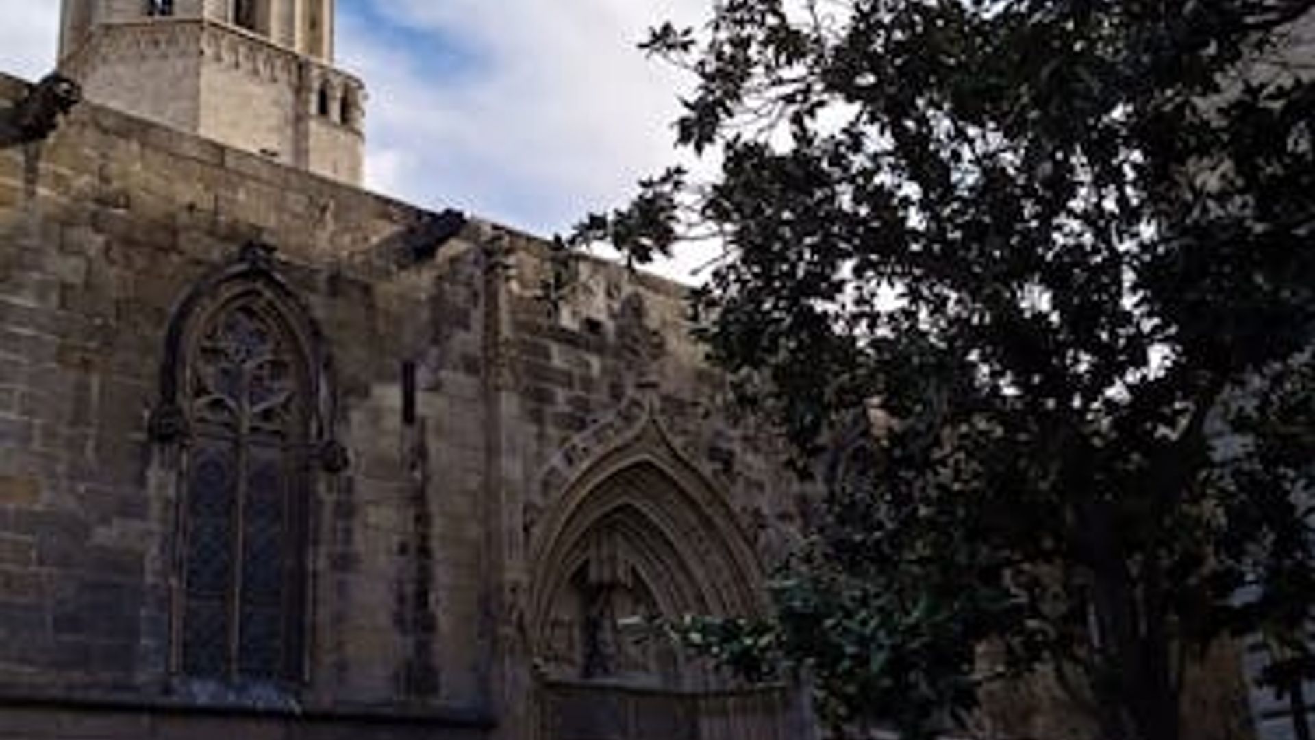 Barcelona: Tales and Legends of the Gothic Quarter and Wineries