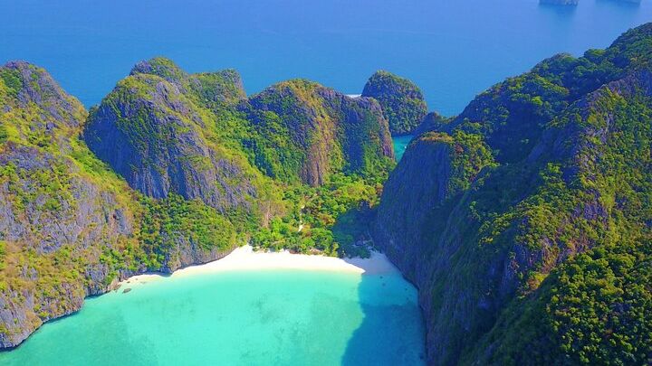 Phuket to Koh Phi Phi: Snorkel and Sightseeing Tour with Lunch