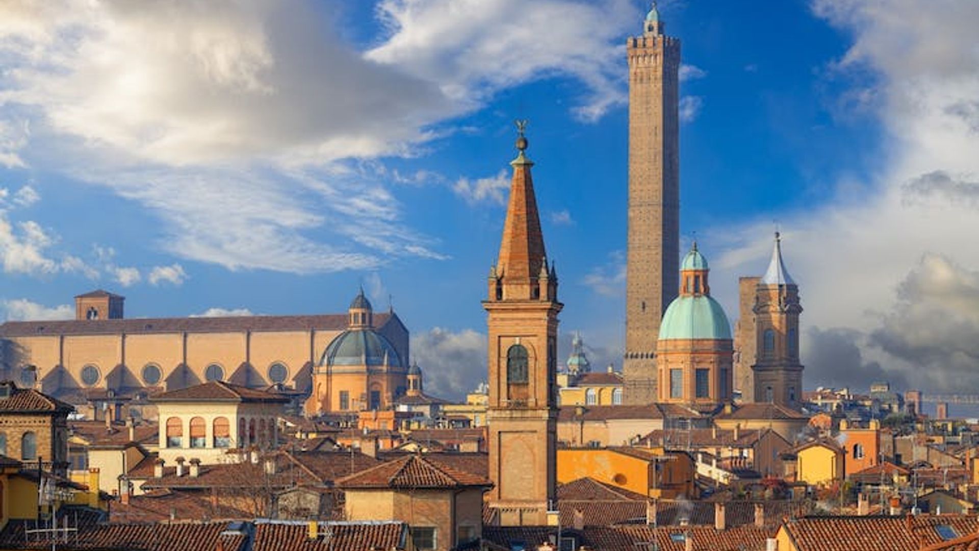 Bologna city center guided walking tour in French