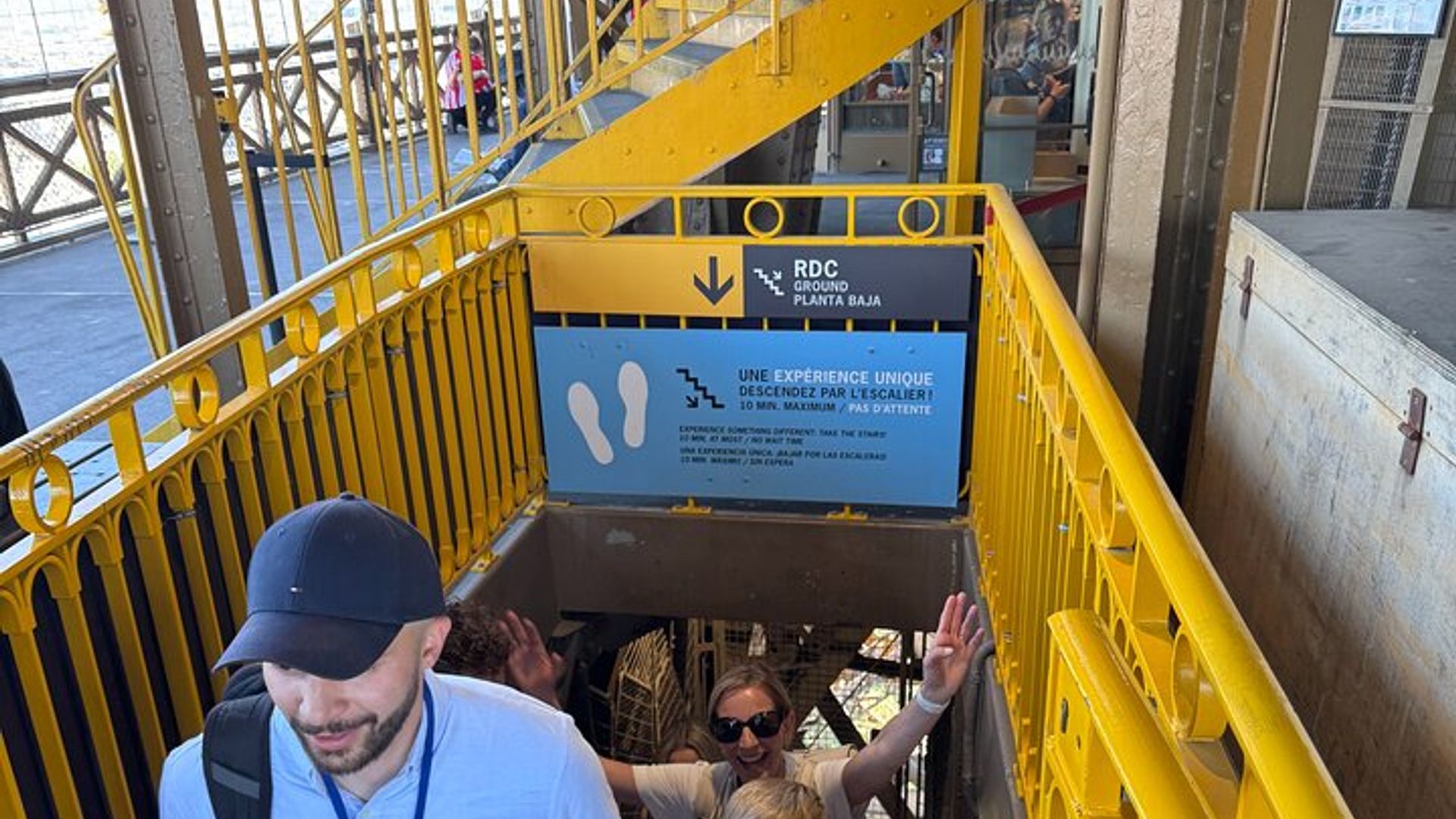 Paris : Visite guidée de la Tour Eiffel par escalier avec sommet facultatif