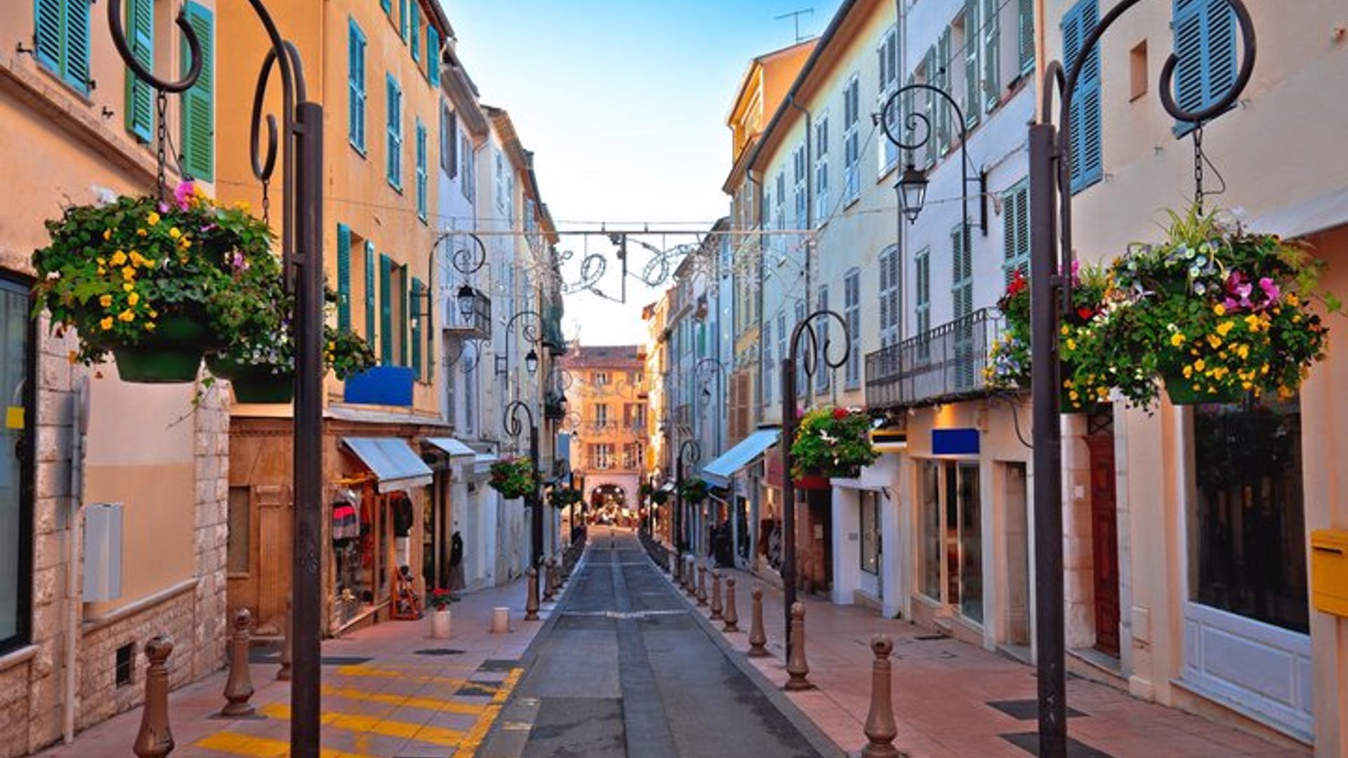 Secretos de Antibes La aventura de la caza del carroñero del casco antiguo