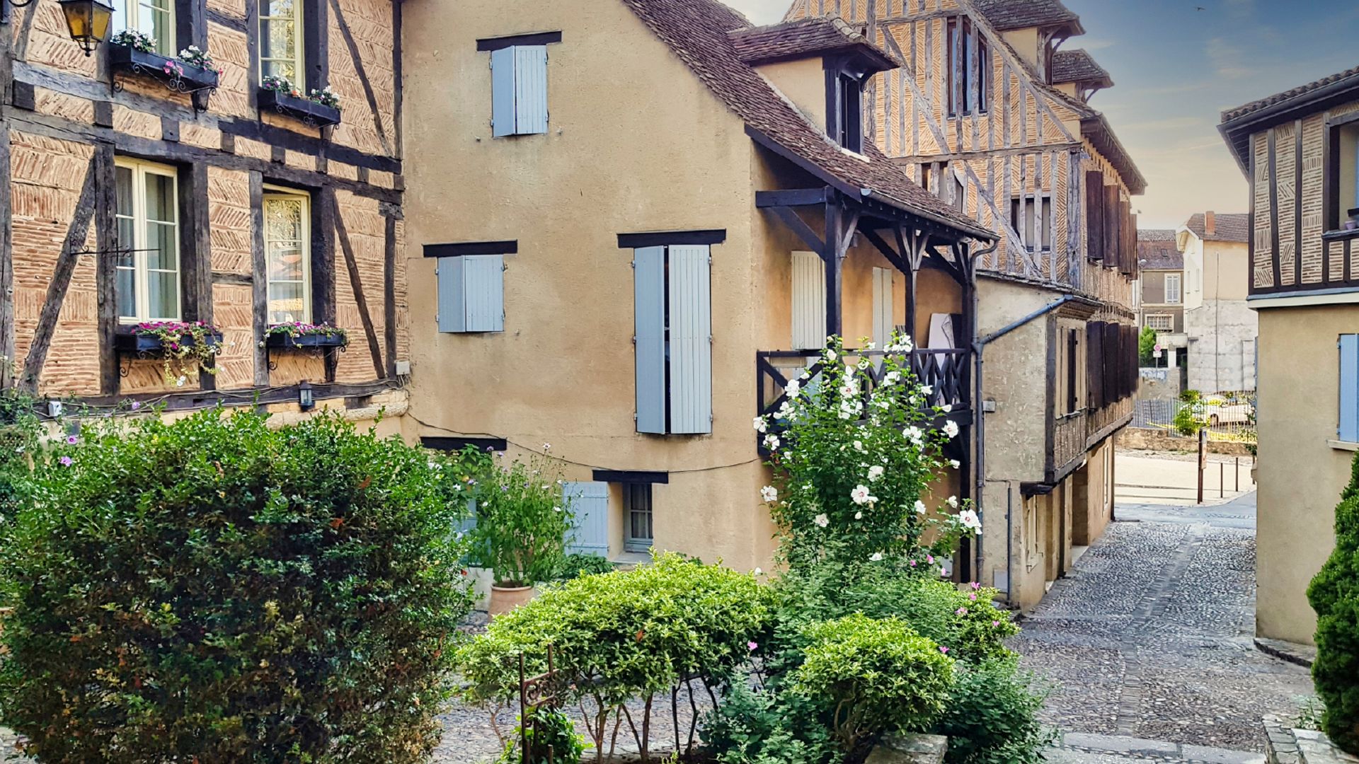 Bergerac: Audio Guided Walking Tour (1h - 17 audio comments)