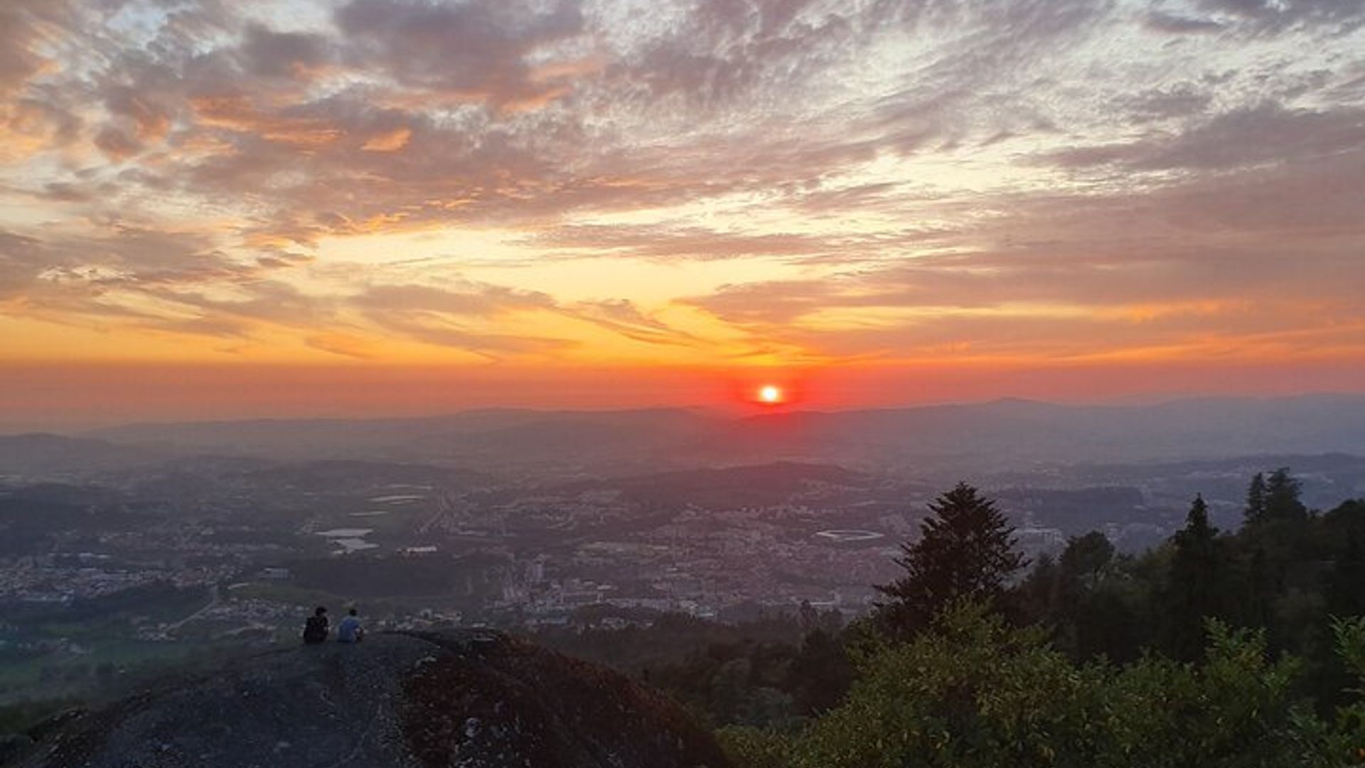 Guimarães médiévale- au crépuscule ou en heure du jour -de Porto ou Braga