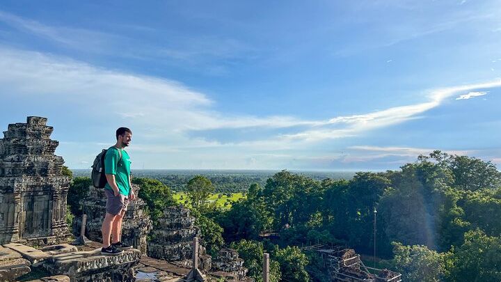 Angkor Wat Small Group Tour and Sunset with Lunch Included