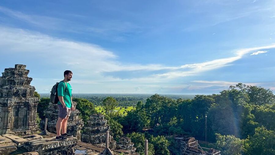 Angkor Wat Small Group Tour and Sunset with Lunch Included