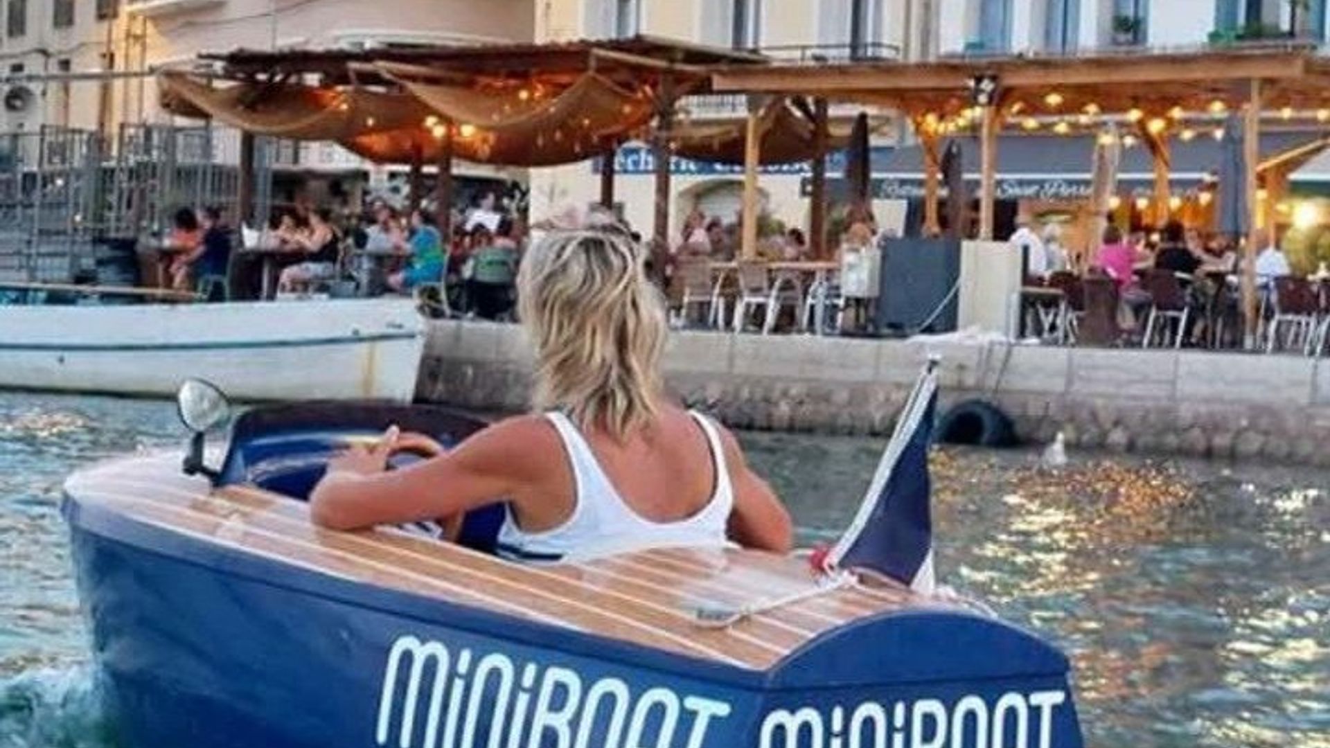 Sète en miniboat au soleil couchant
