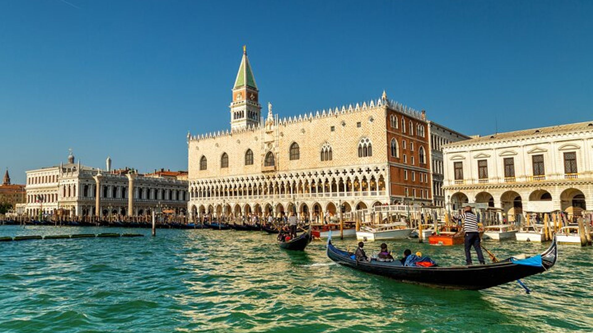 Doge's Palace Guided Tour with Gondola Ride in Venice