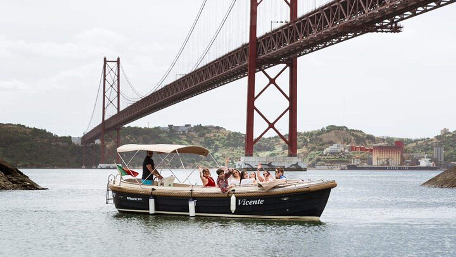 Croisière en bateau du Tage en petit groupe à Lisbonne avec pizza et bar ouvert