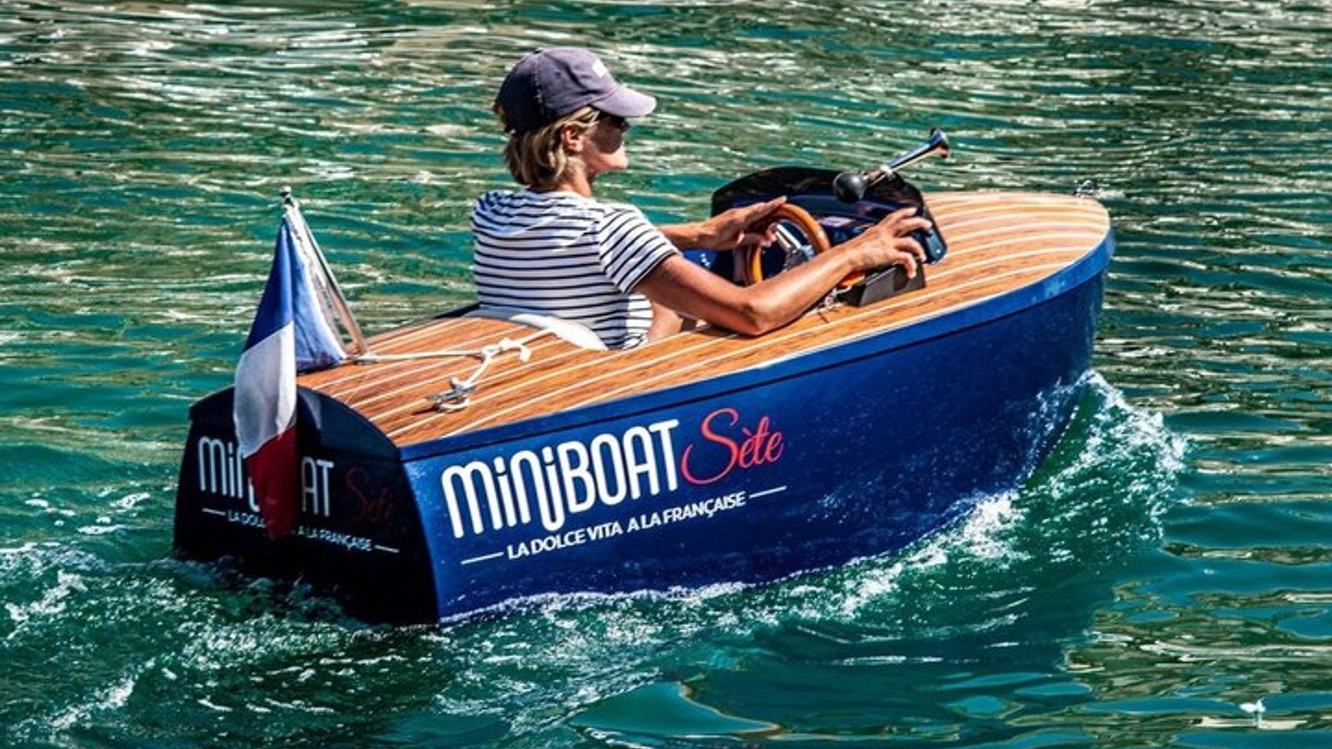 Sète en miniboat au soleil couchant