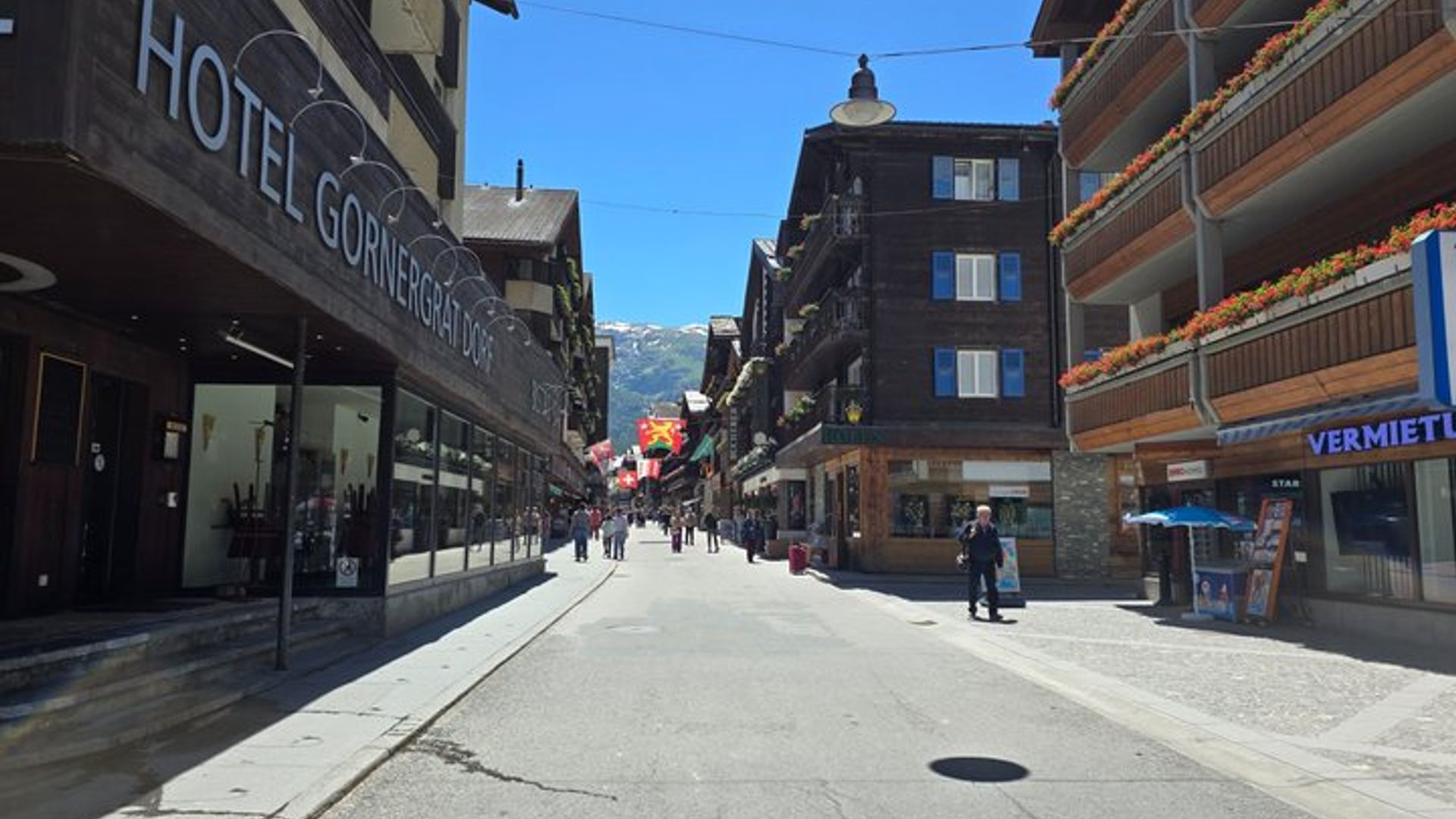 La zona del Matterhorn del pueblo de Zermatt y el monte. Excursión en grupo pequeño a Gornergrat desde Basilea