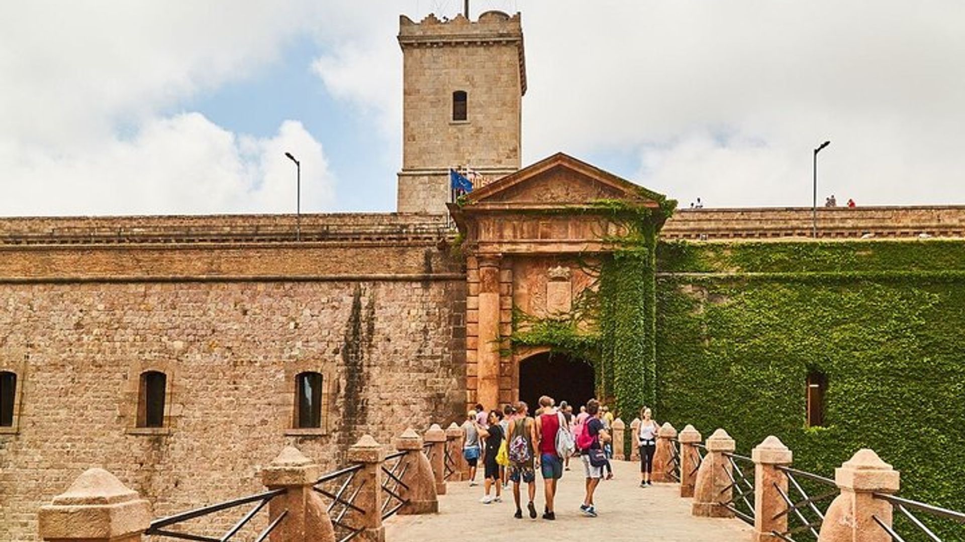 Private Montjuïc Castle and Poble Sec Tapas Tour