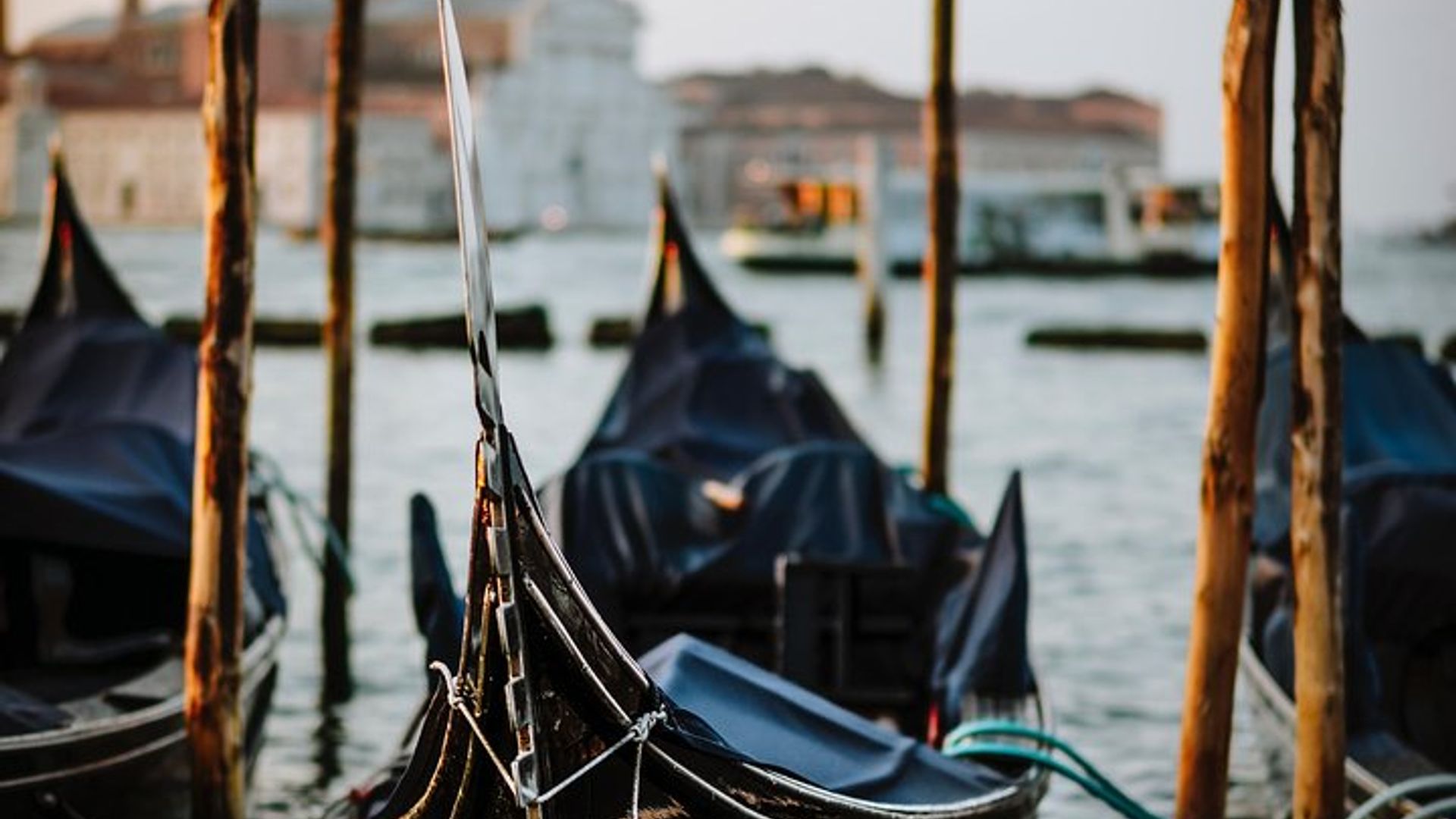 Venice 30-Minute Proposal Gondola Ride with Prosecco