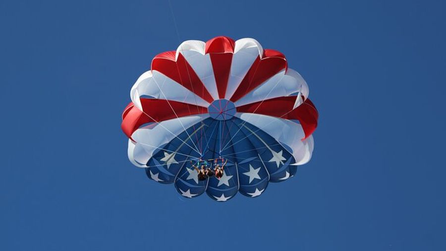 Clearwater Beach: Guided Parasailing Adventure