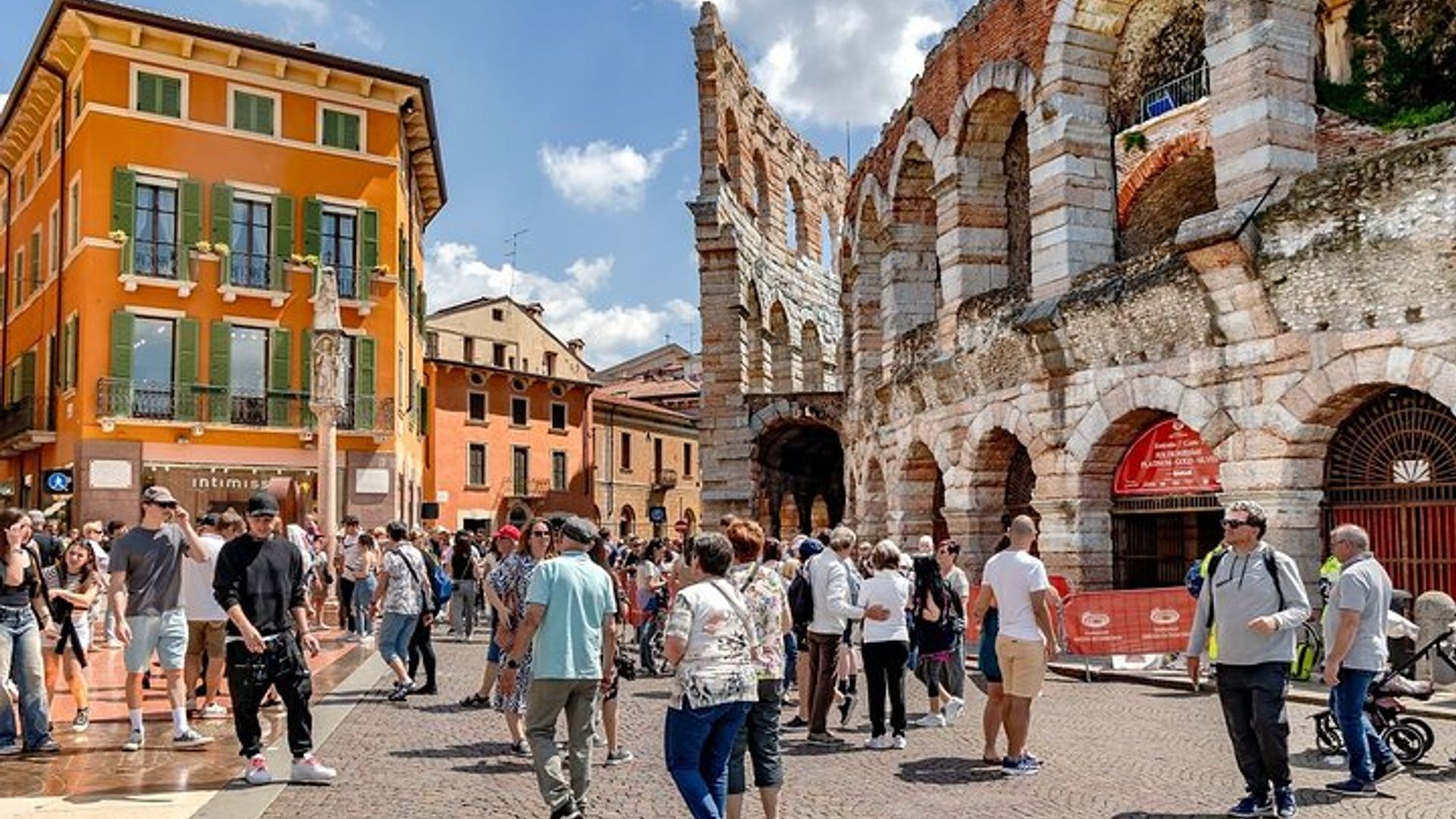 Verona Walking Tour with Tasting and Cable Car to Overlook