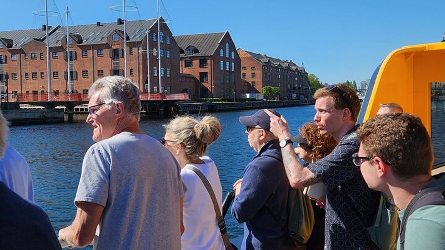 Walk & Canal Tour: Copenhagen Highlights + Change of Guards Finale
