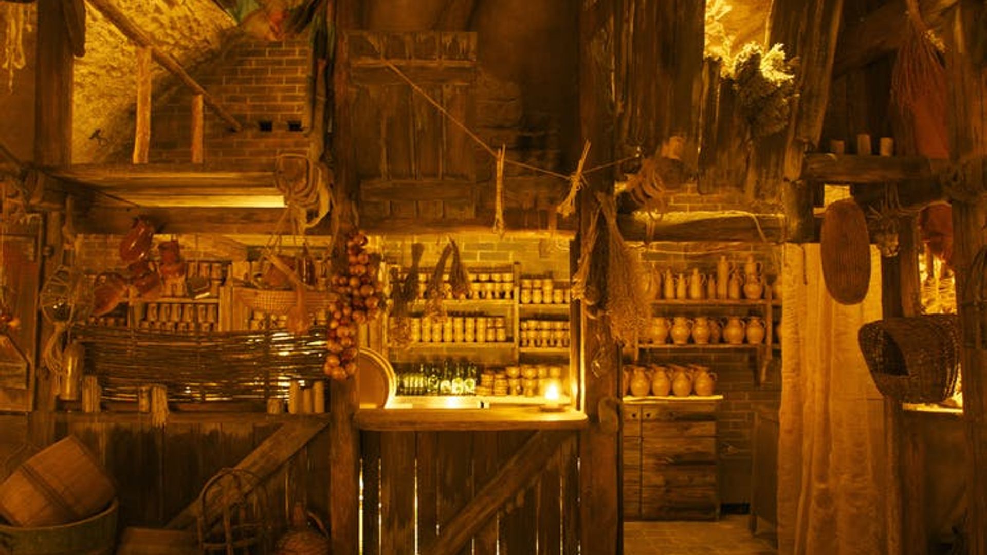 Prague: Medieval Dinner with Unlimited Drinks