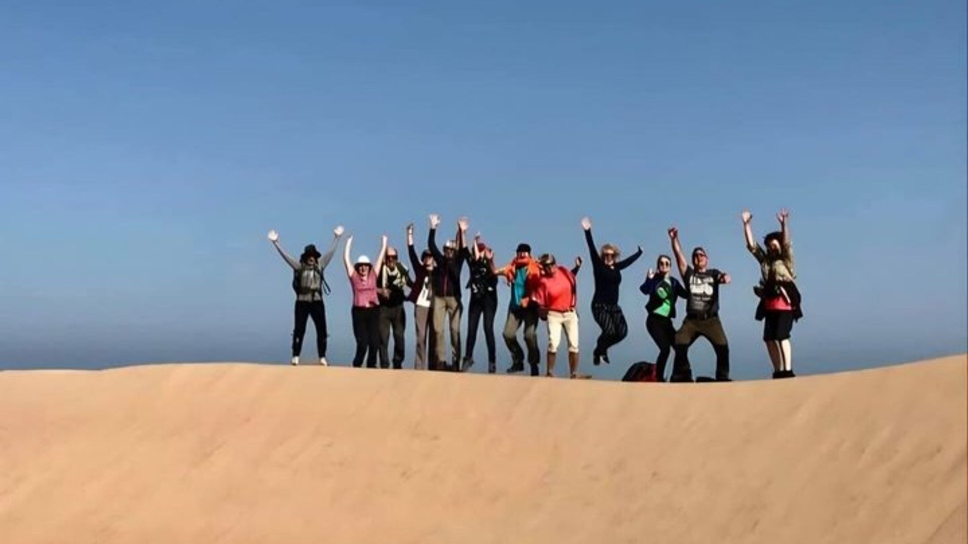 Excursión secreta en Cabo Sim: Vista panorámica entre el mar y el desierto.