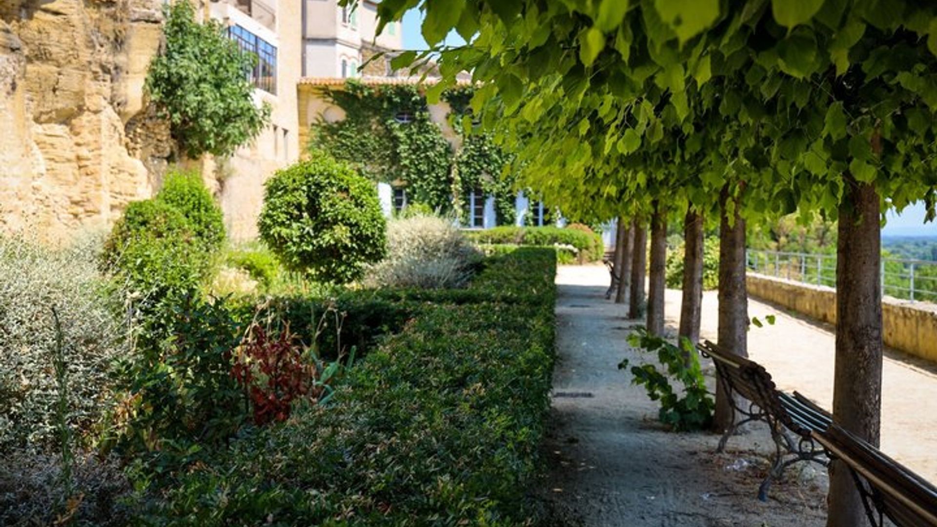 Luberon Villages: Private Tour With Lourmarin and Lauris