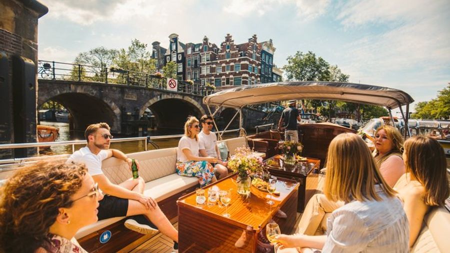 The Ultimate Amsterdam Canal Cruise - 2hr - Small Group with Drinks & Snacks