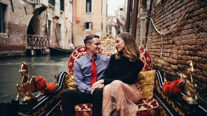 Private gondola ride in Venice with photo session