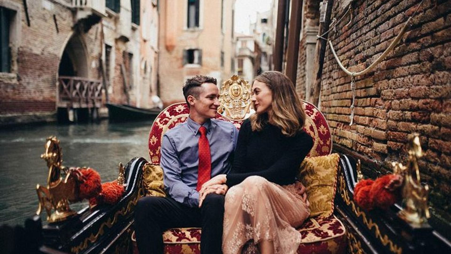 Private gondola ride in Venice with photo session