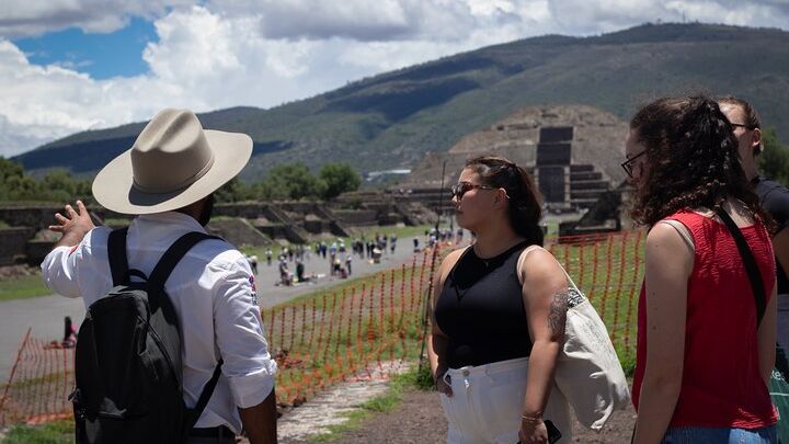 Teotihuacán 3 Pyramids Tour with Cave Breakfast + Transportation