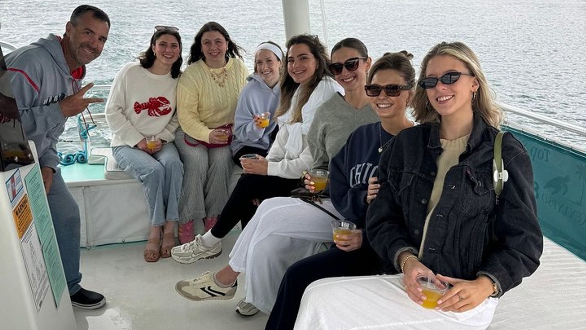 Crucero por el puerto Happy Hour – cerveza artesanal y vino de cortesía