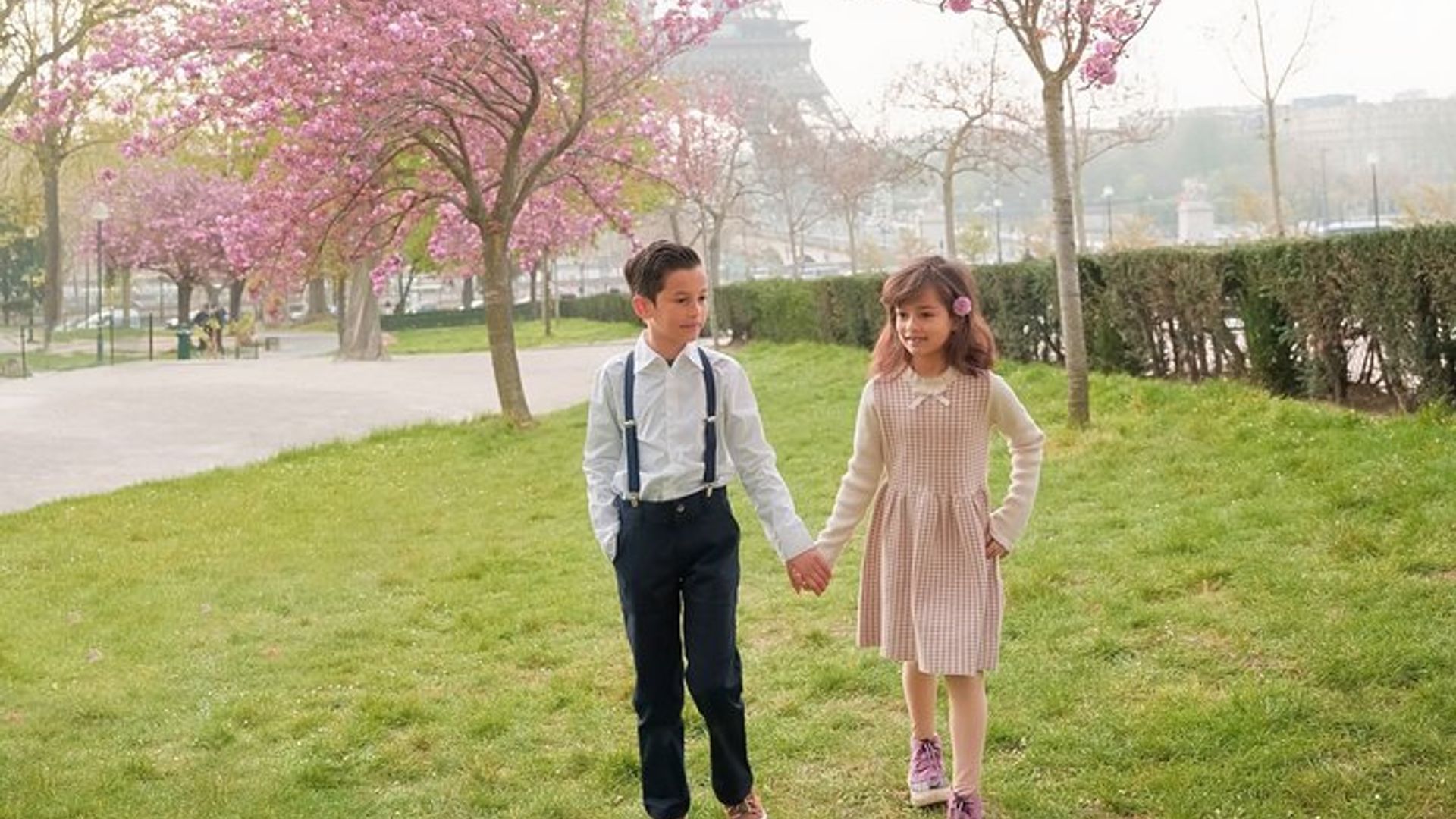 Photo Session in Paris - Photographer at the Eiffel Tower