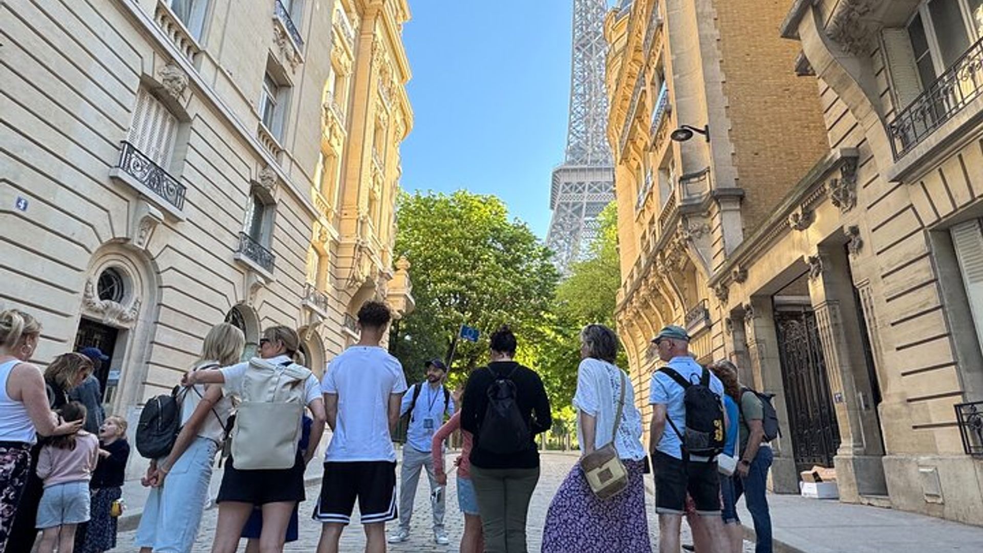 Parigi: Tour Guidato della Torre Eiffel a Piedi con Summit Opzionale