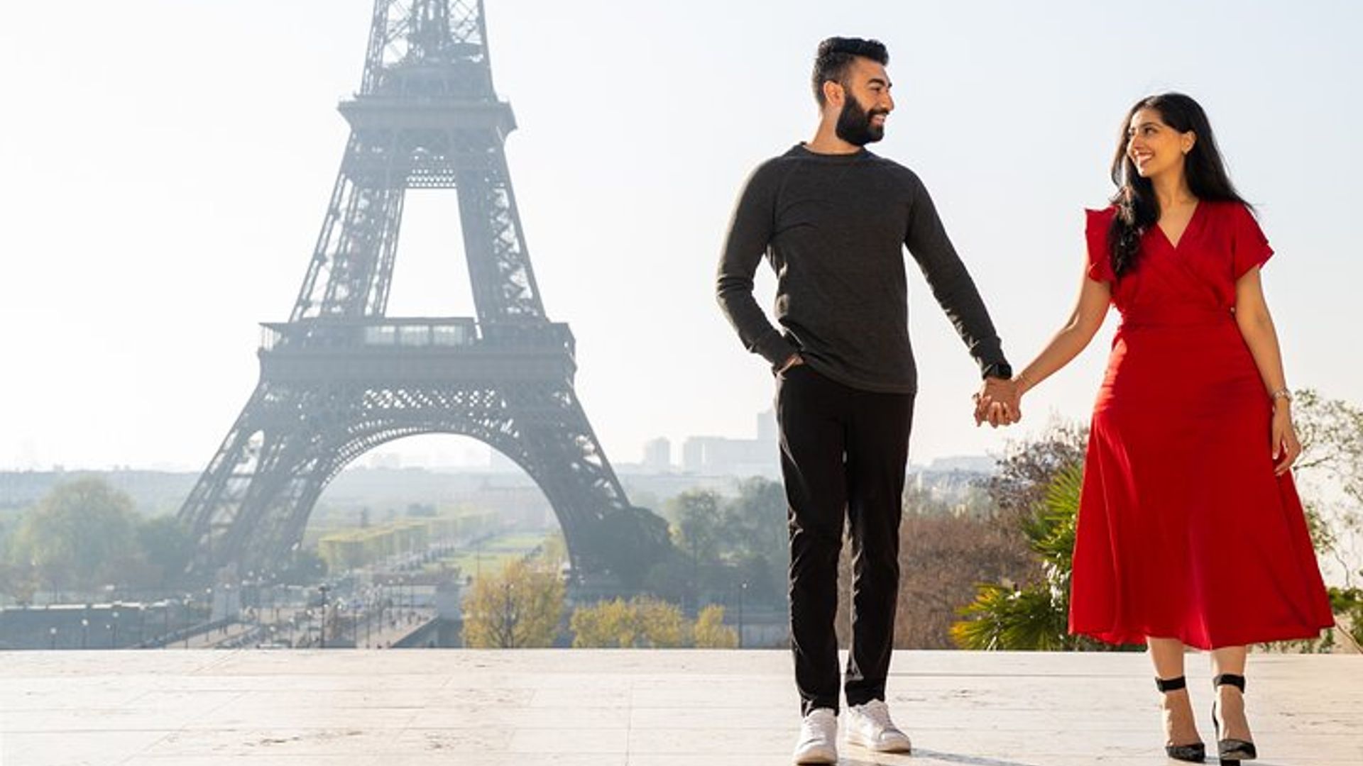 Séance photo à Paris avec photographe devant la tour Eiffel